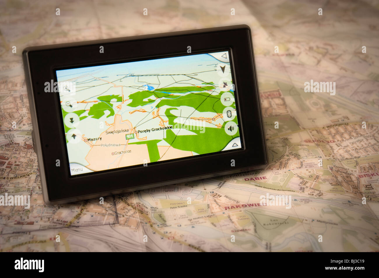 GPS portatile per auto con seduta su una mappa Foto Stock