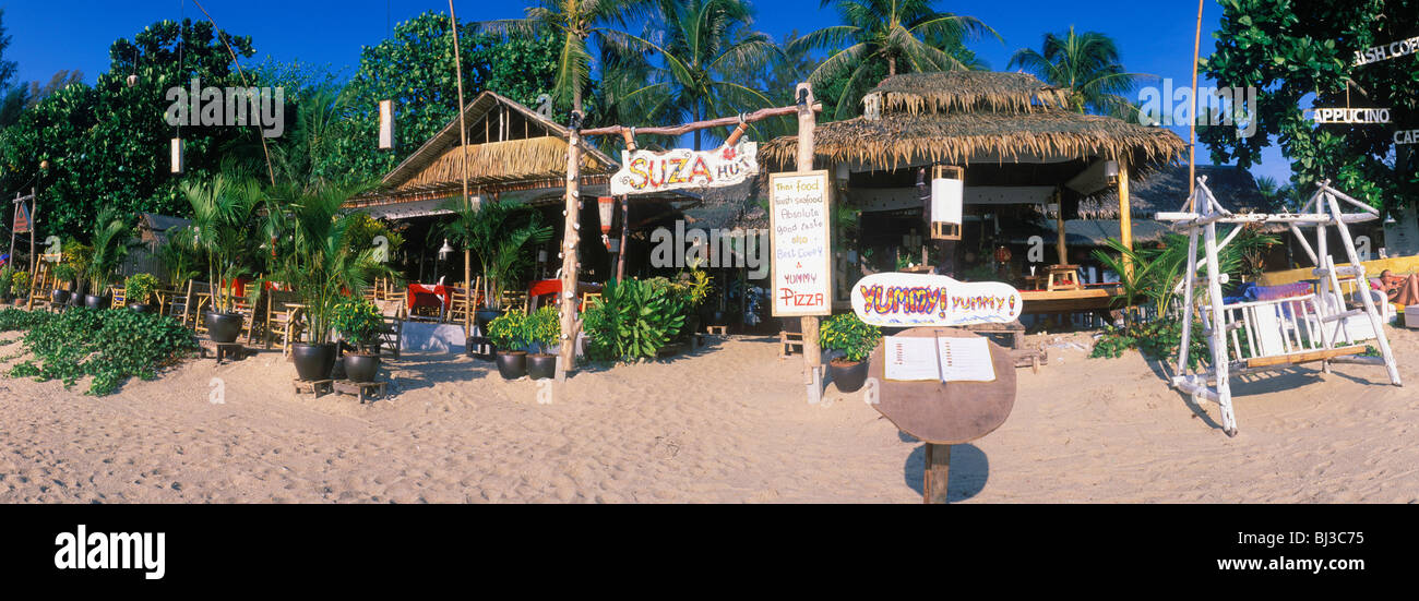 Suza Hut ristorante sulla spiaggia, lunga spiaggia, Phra Ae Beach, isola di Ko Lanta, Koh Lanta, Krabi, Thailandia, Asia Foto Stock