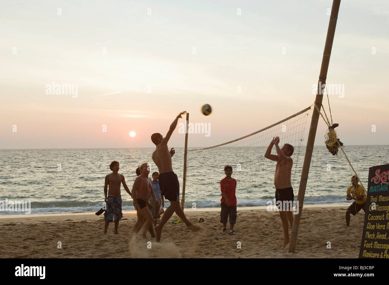 Pallavolo sulla spiaggia al tramonto, Long Beach, Phra Ae Beach, isola di Ko Lanta, Koh Lanta, Krabi, Thailandia, Asia Foto Stock