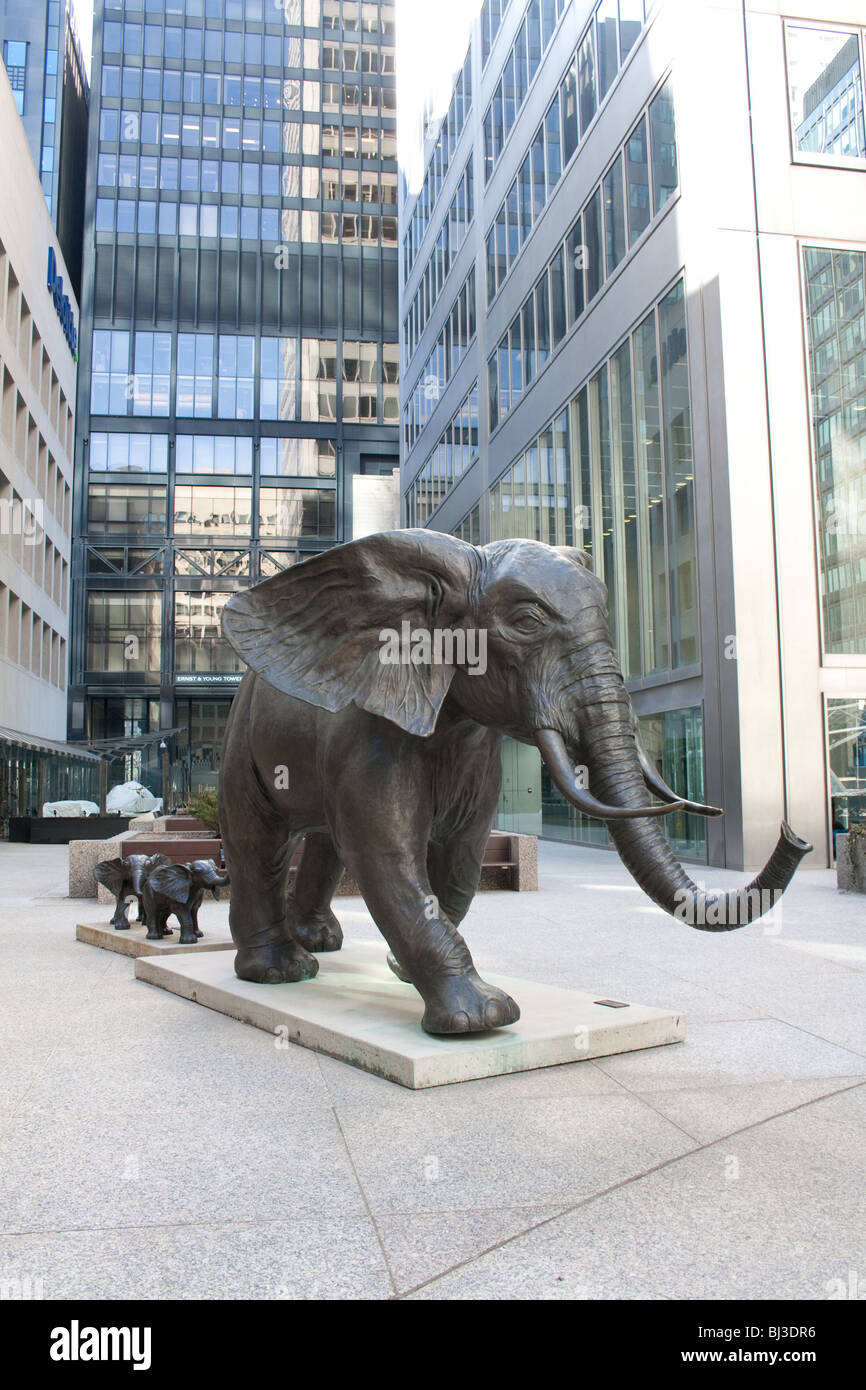 Gli elefanti sculture che rappresentano la forza e la fidelizzazione dei clienti si trova all'interno di Toronto il quartiere finanziario Foto Stock