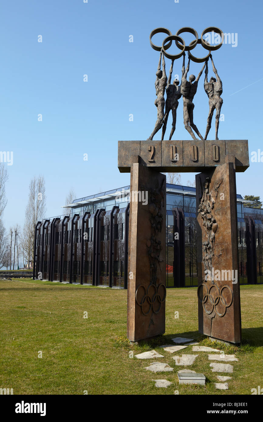 Statua al di fuori del Comitato Internazionale Olimpico building a Losanna, Svizzera Foto Stock
