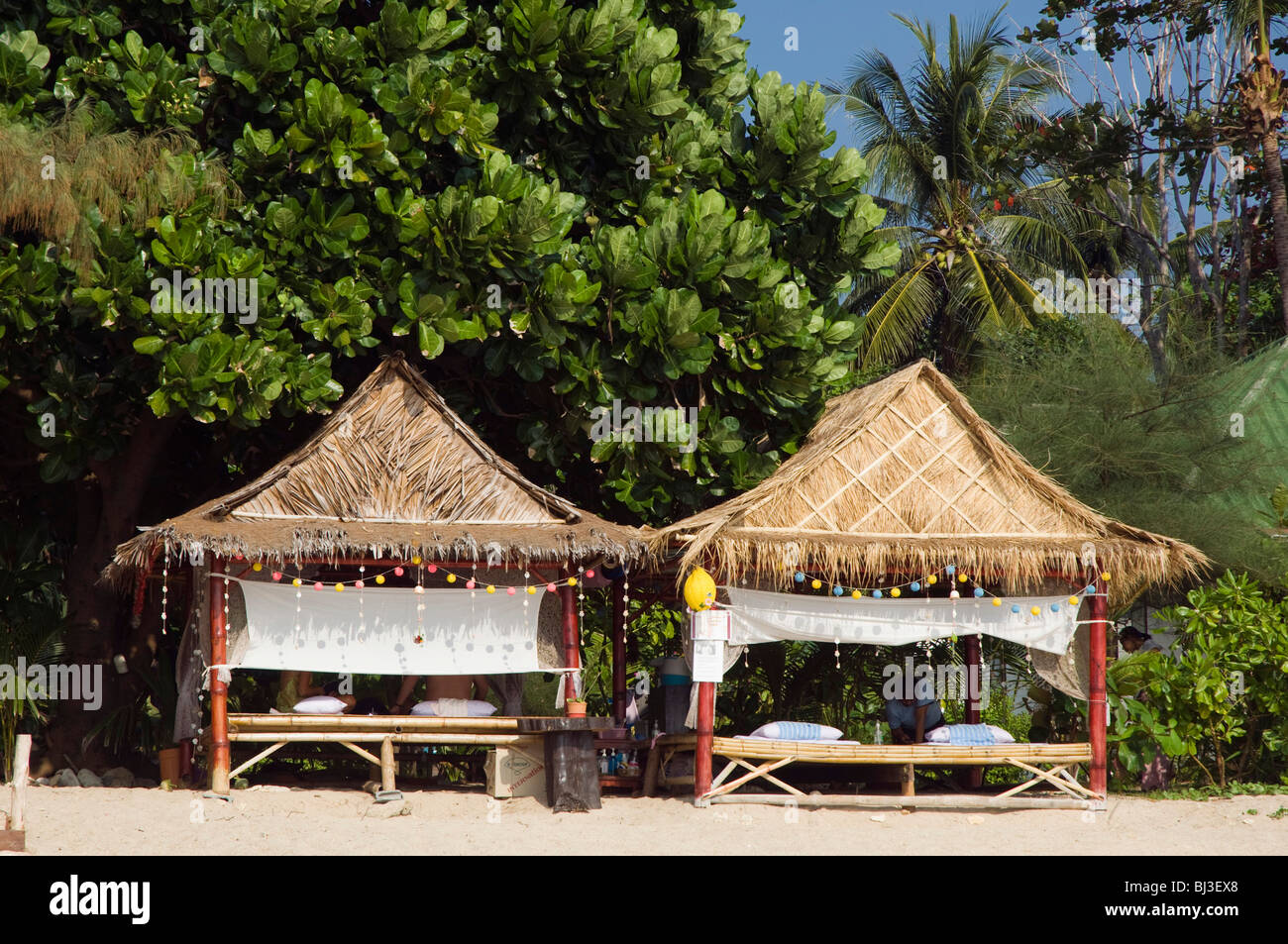 Massaggi capanne sulla spiaggia, lunga spiaggia, Phra Ae Beach, isola di Ko Lanta, Koh Lanta, Krabi, Thailandia, Asia Foto Stock