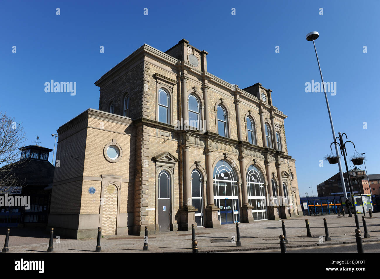 La Queen's edificio ex gateway di livello elevato Stazione ferroviaria a Wolverhampton Regno Unito Inghilterra Foto Stock