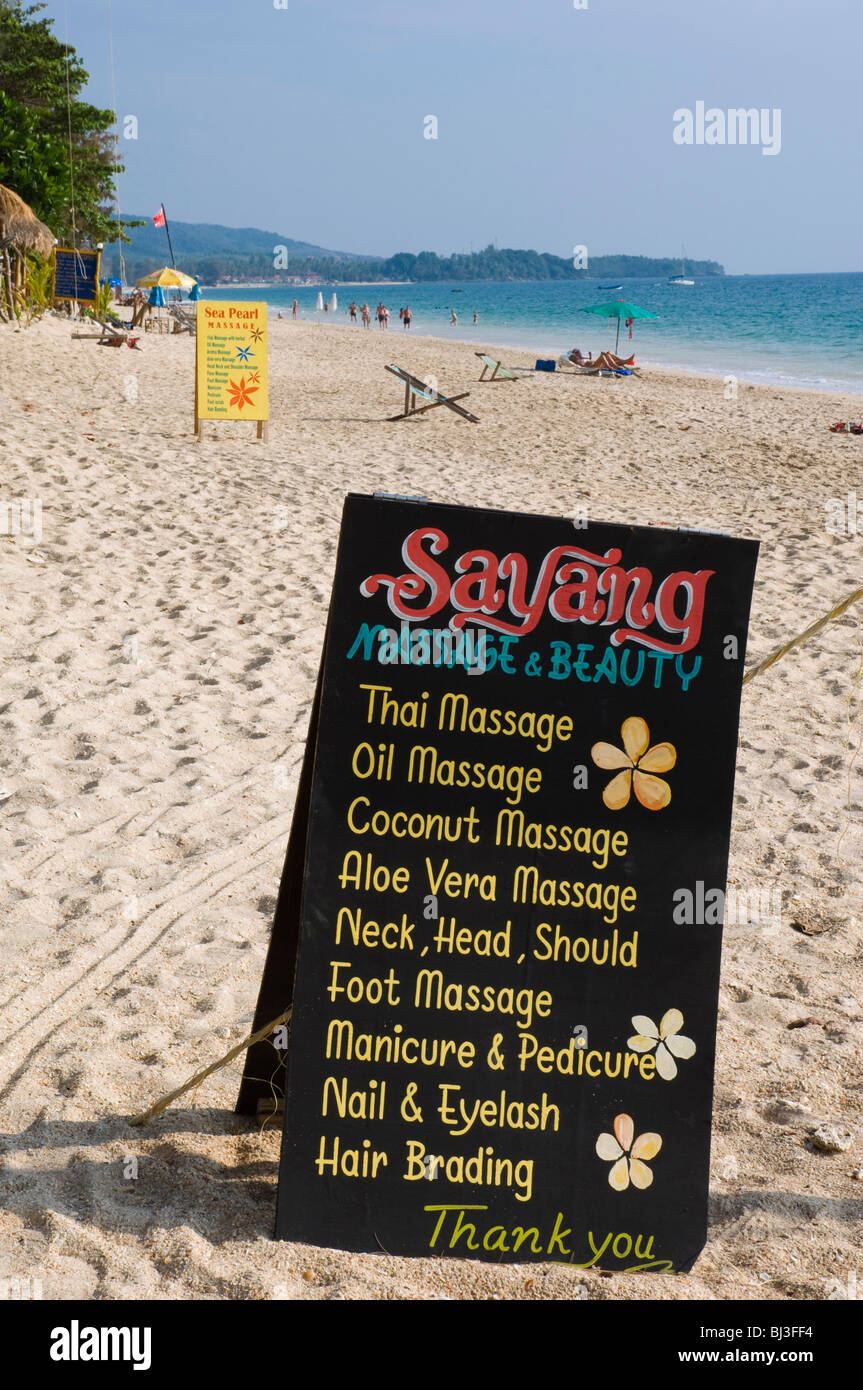 Segno di massaggi in spiaggia, lunga spiaggia, Phra Ae Beach, isola di Ko Lanta, Koh Lanta, Krabi, Thailandia, Asia Foto Stock