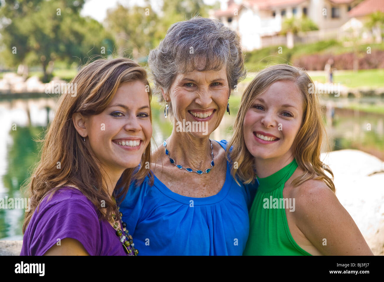 Due generazione nonna ritratto due adulti nipoti.natura ambiente naturale, giovane popolo signor © Myrleen Pearson Foto Stock