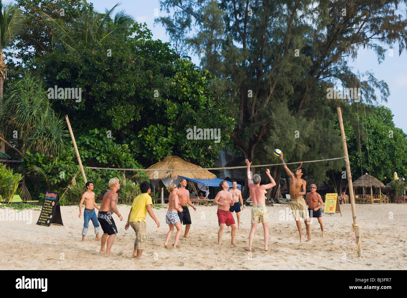 Beach volley, Long Beach o Phra Ae Beach, Ko Lanta o Koh Lanta island, Krabi, Thailandia, Asia Foto Stock