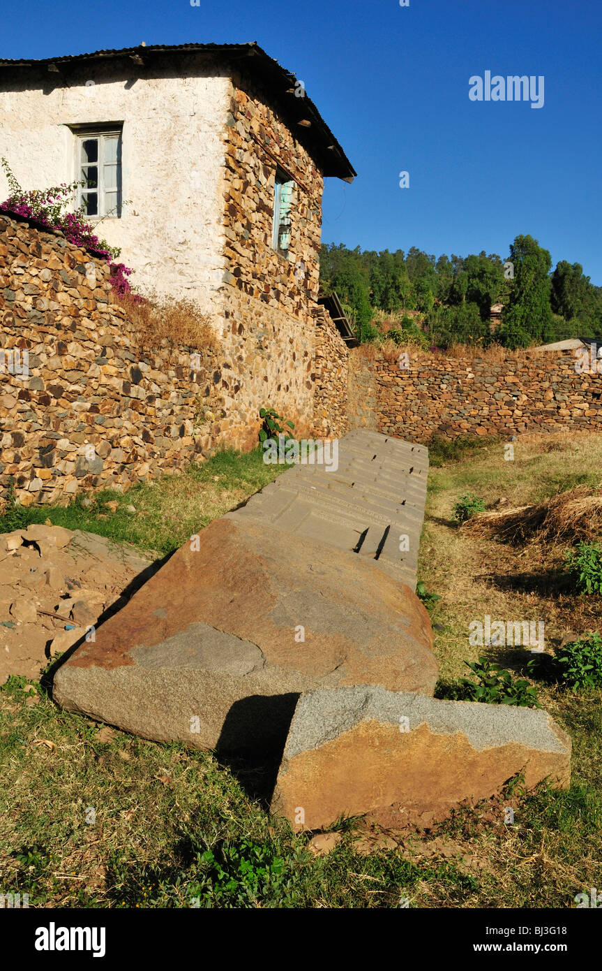 Caduto stele axumita ad Aksum, Axum, Sito Patrimonio Mondiale dell'UNESCO, Tigray, Etiopia, Africa Foto Stock