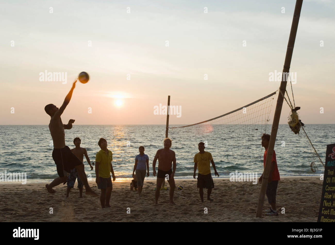 Pallavolo sulla spiaggia al tramonto, Long Beach, Phra Ae Beach, isola di Ko Lanta, Koh Lanta, Krabi, Thailandia, Asia Foto Stock