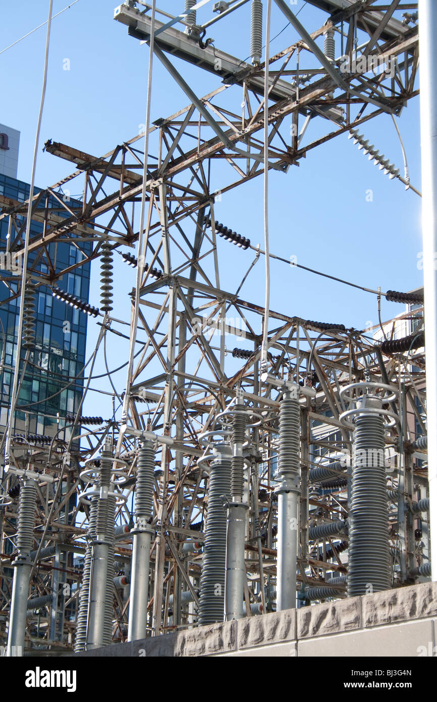 Distribuzione elettrica sottostazione circondato da elevato aumento edifici commerciali e residenziali in Toronto Ontario Canada Foto Stock