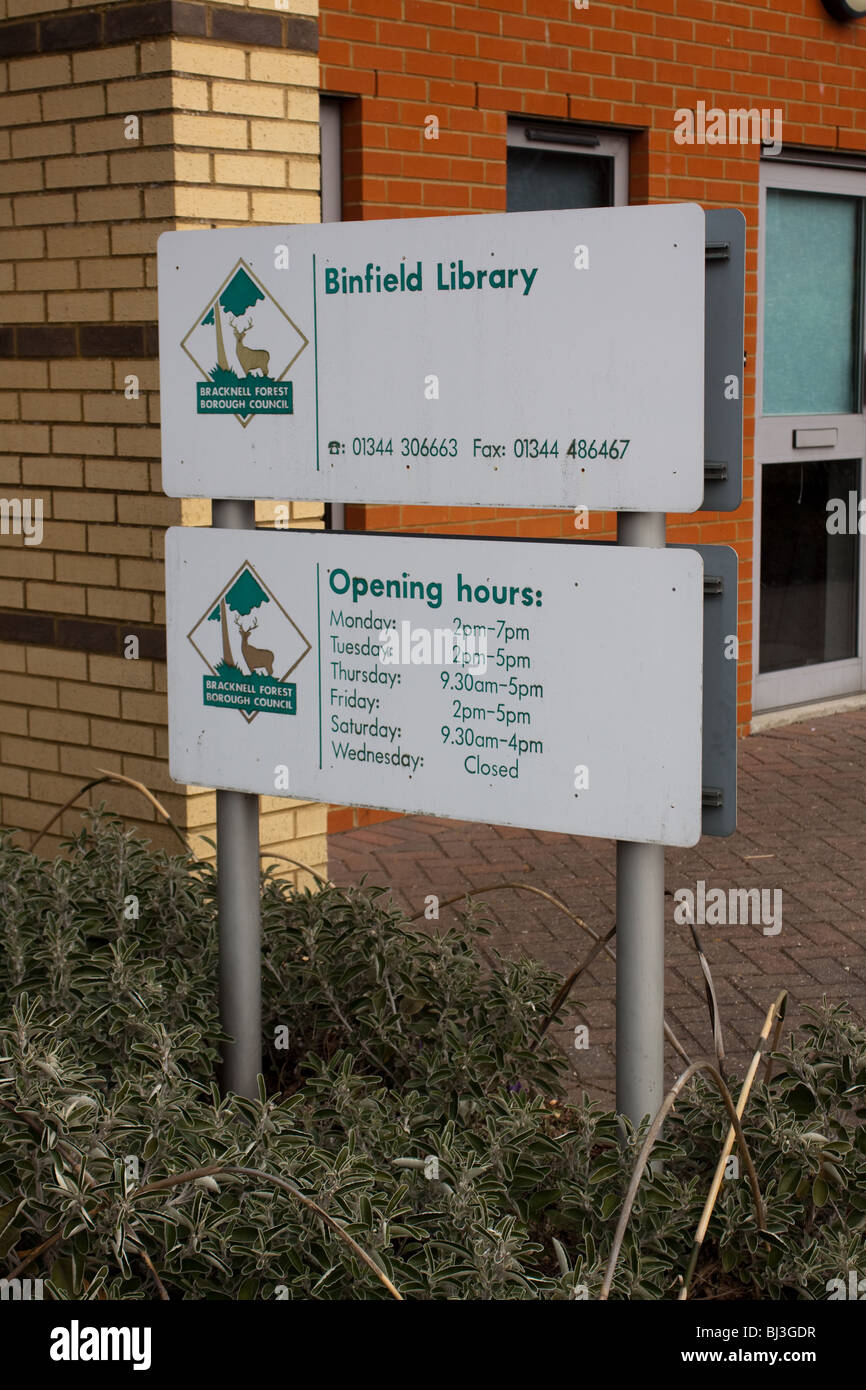 Orari di apertura segno per Binfield Library Foto Stock