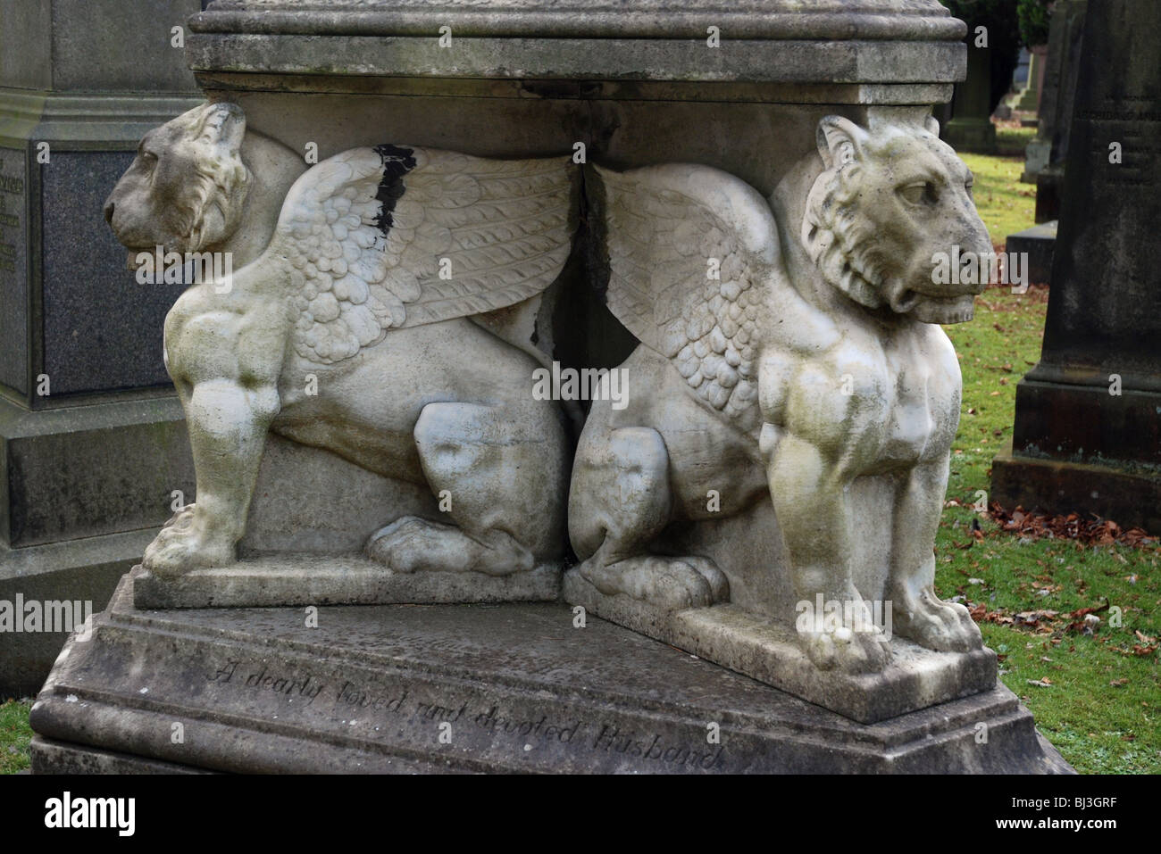 Dettaglio mostrante winged Lions, parte dell'Leishman un monumento nel cimitero di Dean, Edimburgo, Scozia. Foto Stock