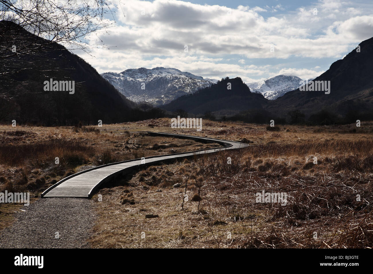 Un sentiero in rilievo o boardwalk realizzati con plastica riciclata all'estremità meridionale del Derwent Water nel Lake District inglese Foto Stock