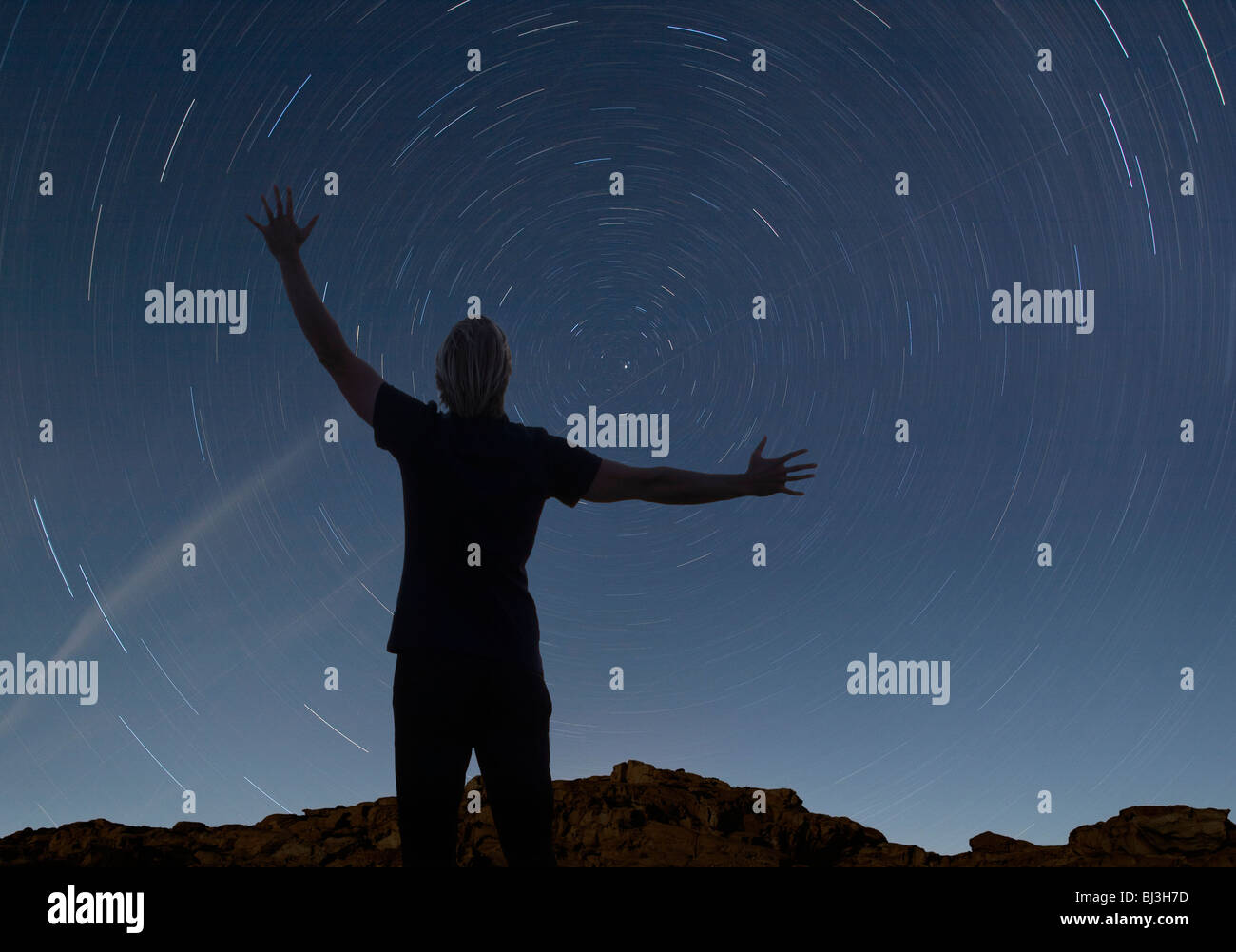 Uomo Che Guarda Le Stelle Persone che guardano il cielo immagini e fotografie stock ad alta