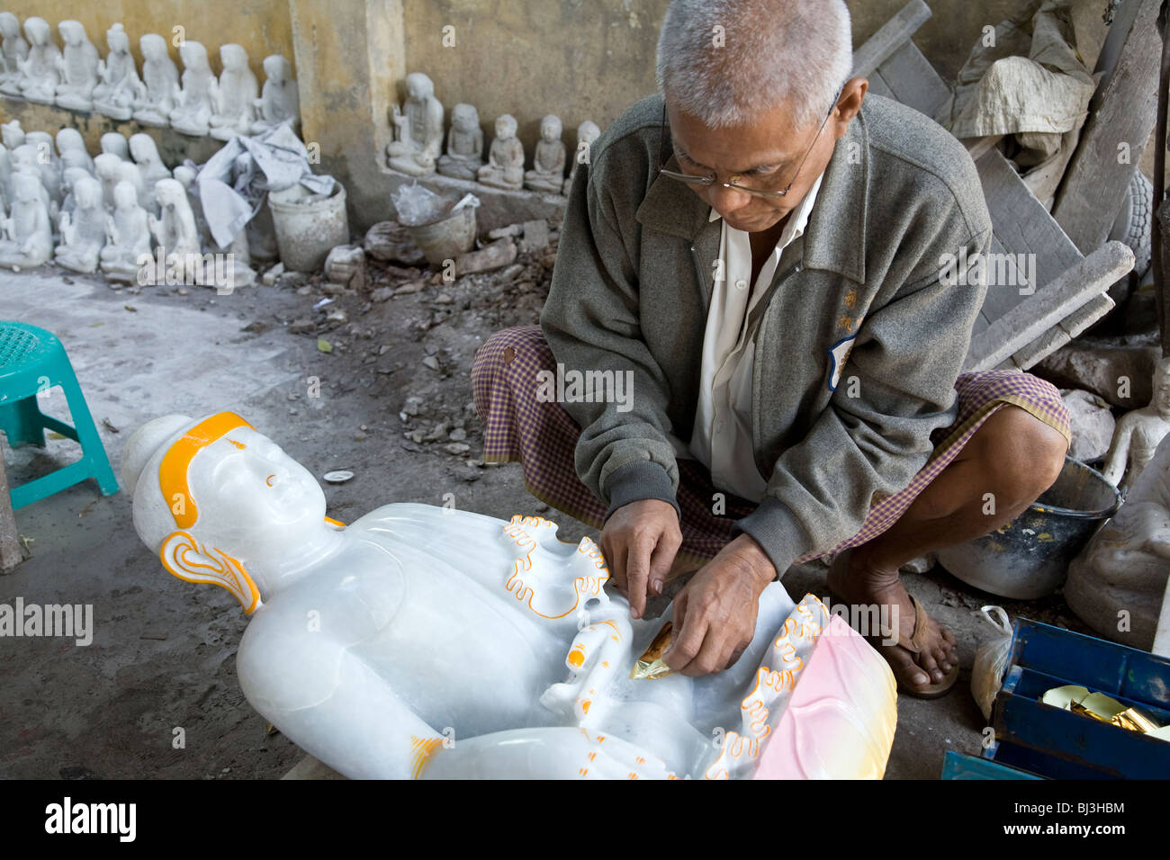 Uomo di decorazione in marmo di una statua del Buddha. Workshop di marmo. Mandalay. Myanmar Foto Stock