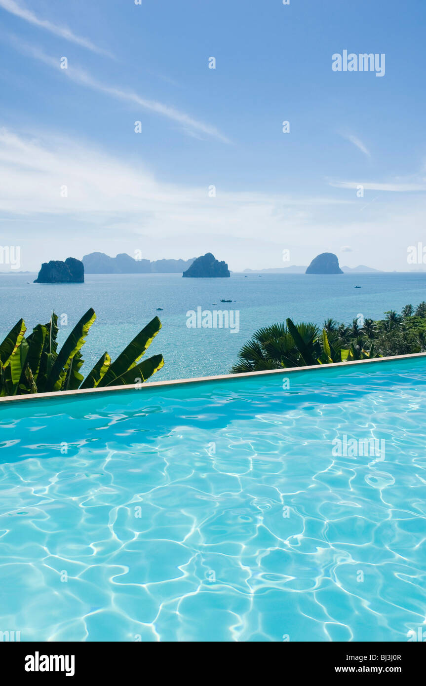 Vista panoramica sul Mare delle Andamane, piscina del Chateau Hill Resort, Ko Hai o Koh Ngai island, Trang, Thailandia, Asia Foto Stock