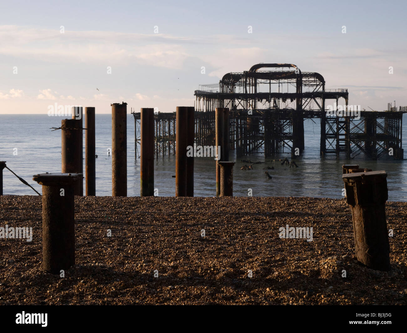 Il vecchio molo Ovest di Brighton distrutta dal fuoco e ora abbandonata Foto Stock