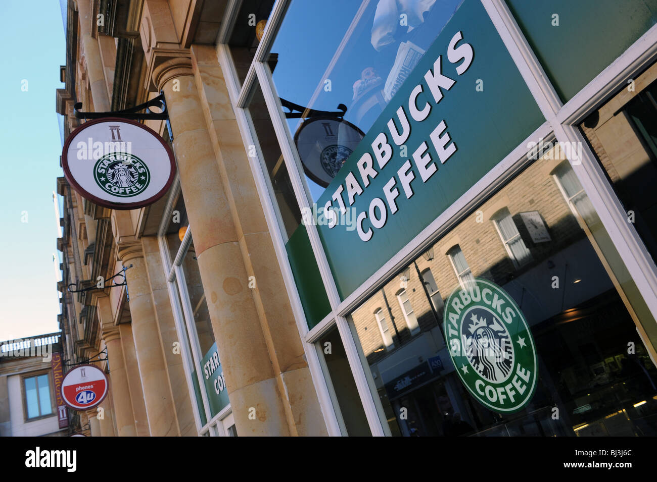 Starbucks Coffee shop segno e il logo Harrogate North Yorkshire England Regno Unito Foto Stock