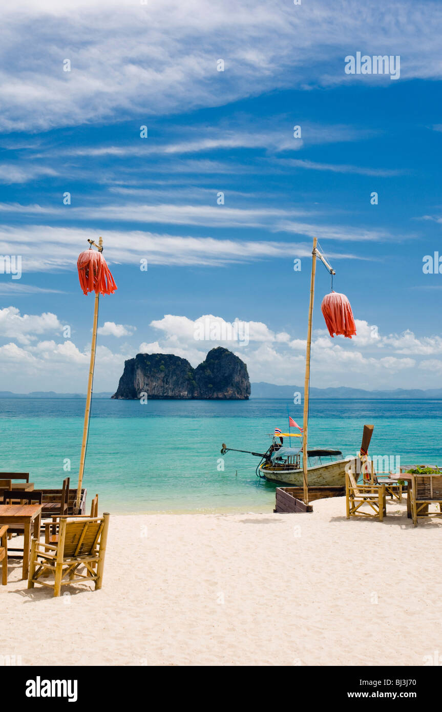 Tabelle e lanterne sulla spiaggia sabbiosa, Mayalay Resort, Ko Hai o Koh Ngai island, Trang, Thailandia, Asia Foto Stock