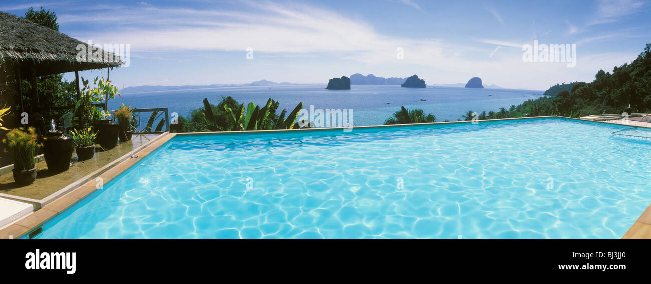 Vista panoramica sul Mare delle Andamane, piscina del Chateau Hill Resort, Ko Hai o Koh Ngai island, Trang, Thailandia, Asia Foto Stock