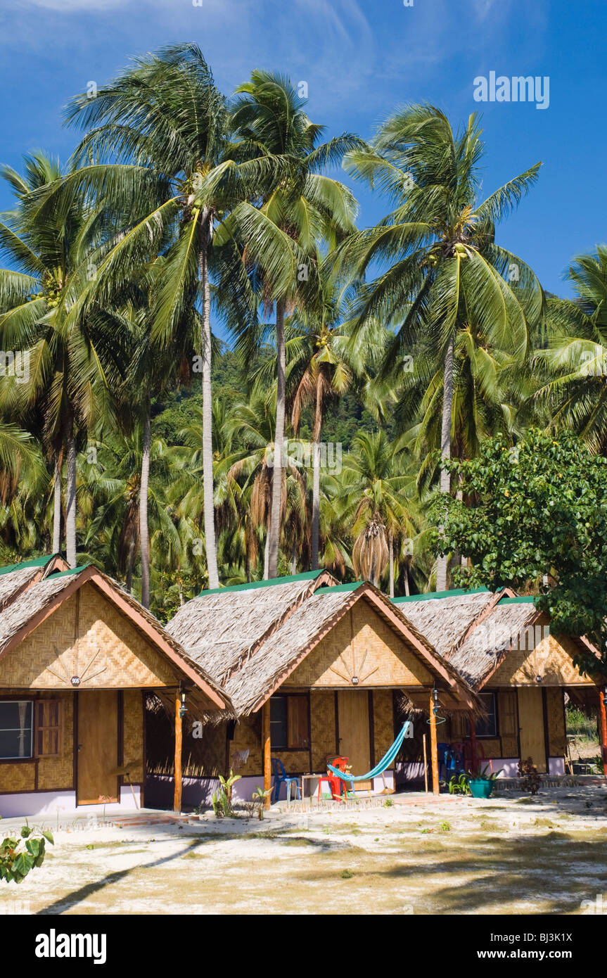 Bungalow hotel sotto le palme di cocco, Ko Hai o Koh Ngai island, Trang, Thailandia, Asia Foto Stock