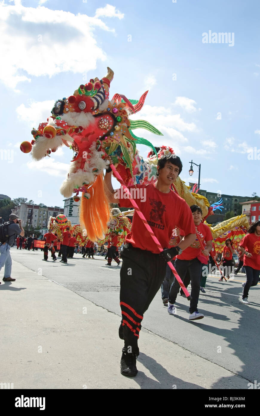 Anno Nuovo Cinese parade di Chinatown di Los Angeles, California. Con draghi e Lion ballerini. Foto Stock
