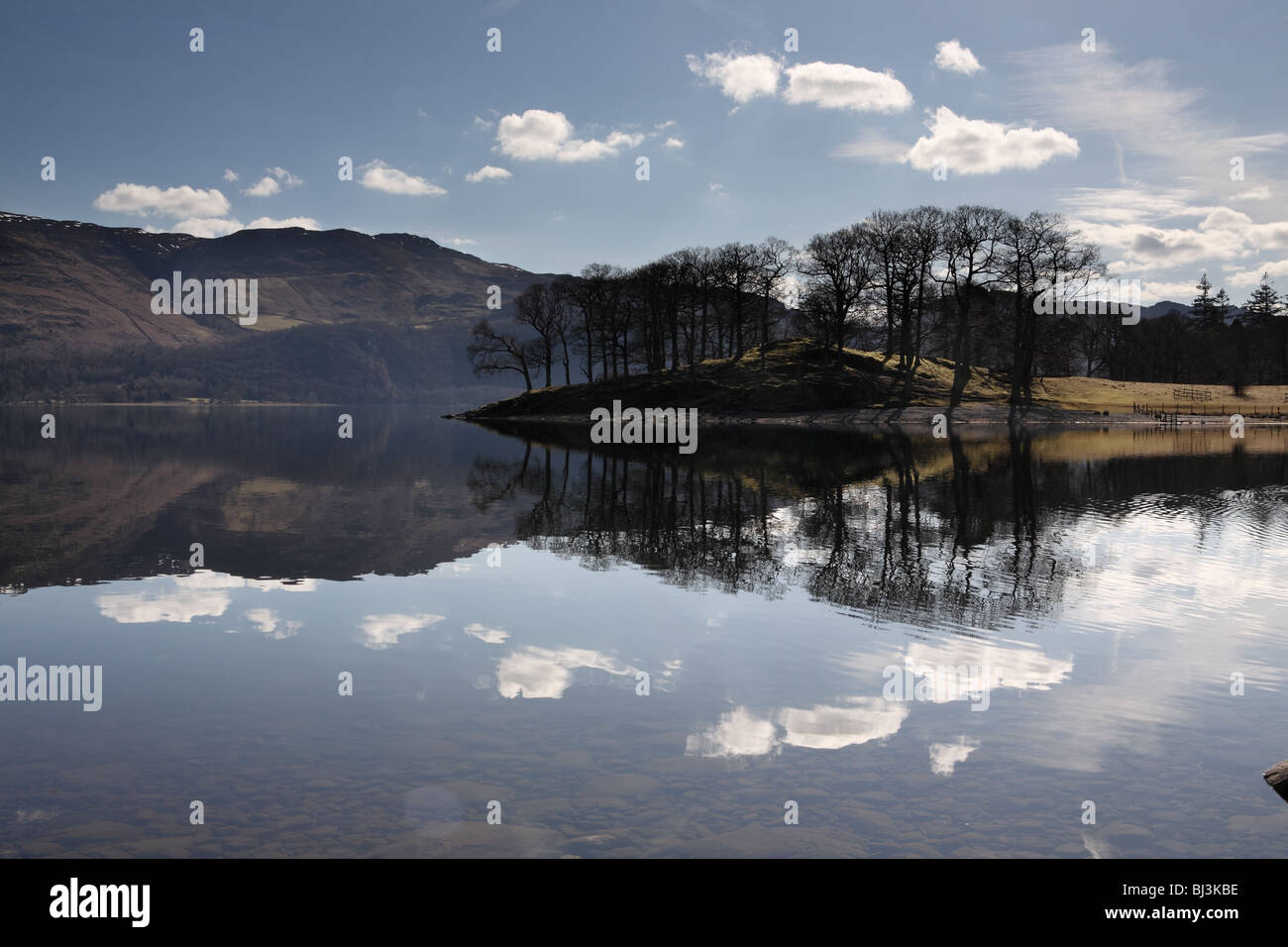 Una vista attraverso Derwent Water con nuvole riflettono nel lago Foto Stock