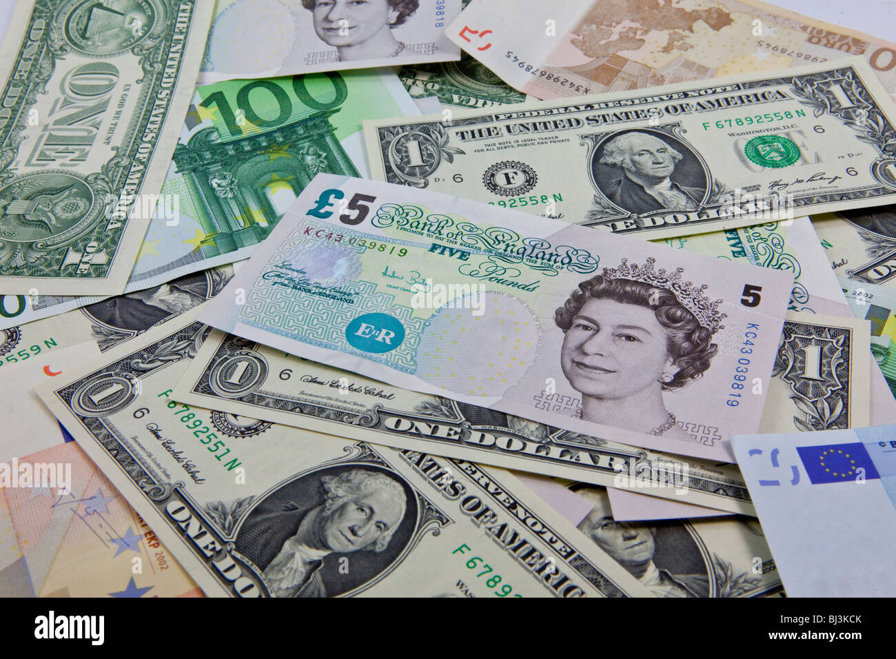 Una miscela di banconote di dollari USA, euro e sterline inglesi Foto Stock