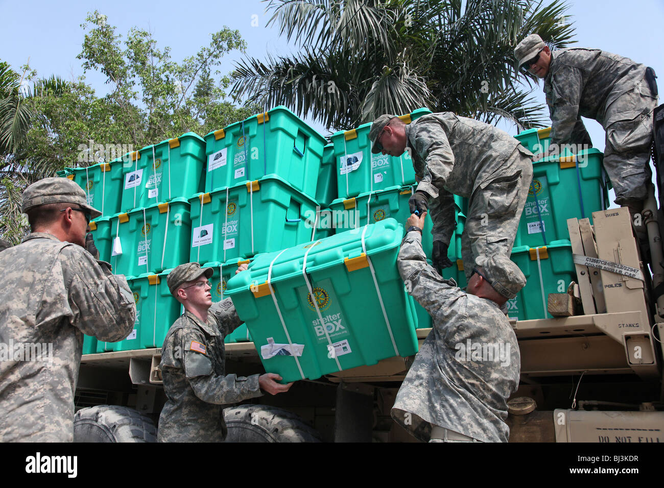 Soldati della ottantaduesima Airborne, US Army distribuire ShelterBox aiuti a Port au Prince, Haiti dopo il terremoto del gennaio 2010 Foto Stock