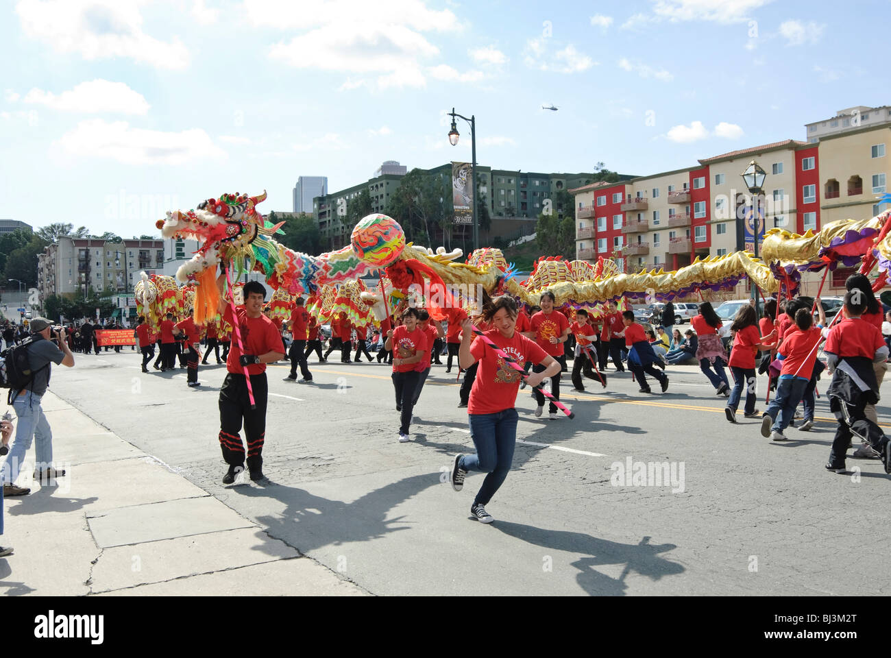 Anno Nuovo Cinese parade di Chinatown di Los Angeles, California. Con draghi e Lion ballerini. Foto Stock