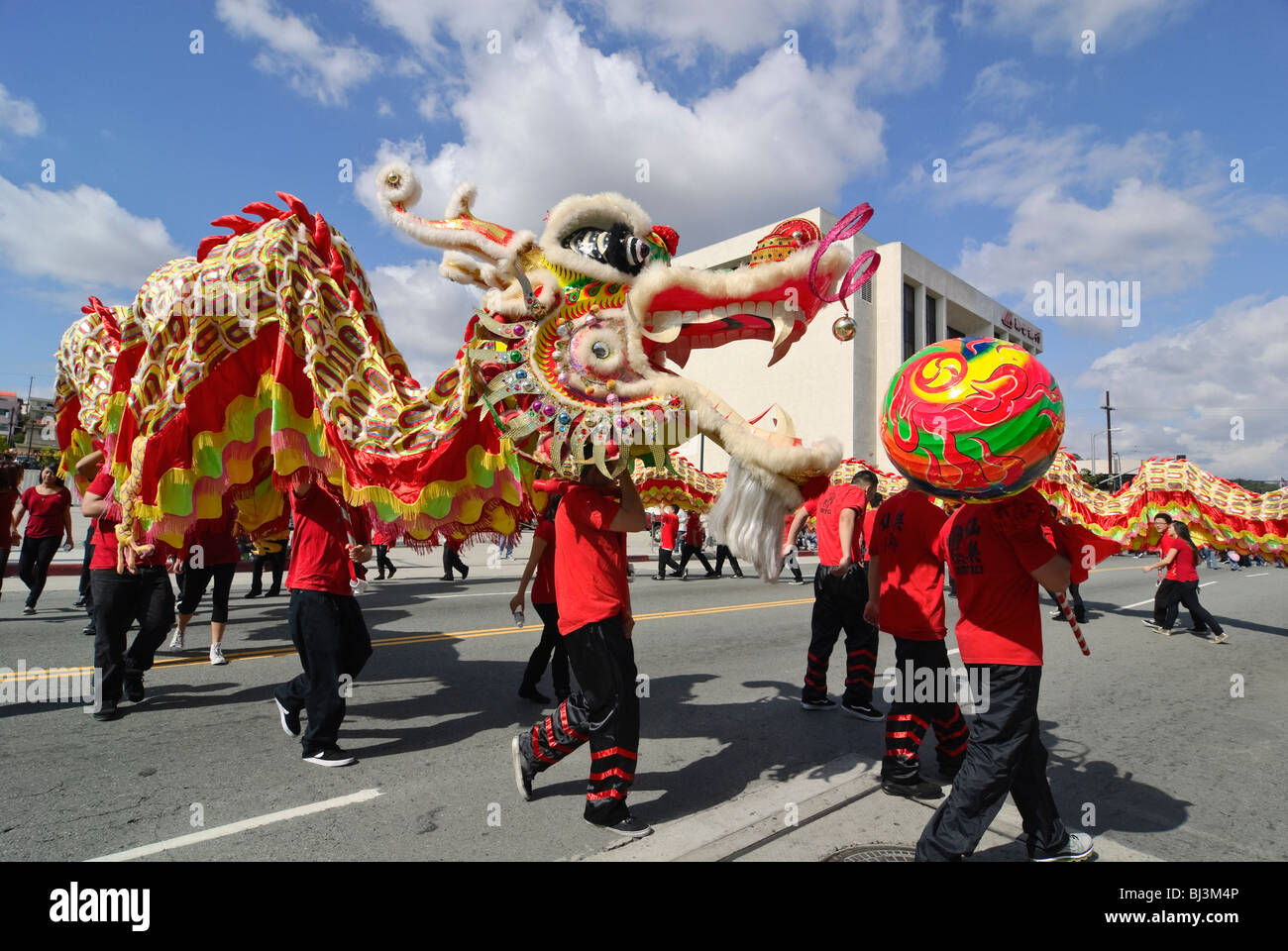 Anno Nuovo Cinese parade di Chinatown di Los Angeles, California. Con draghi e Lion ballerini. Foto Stock