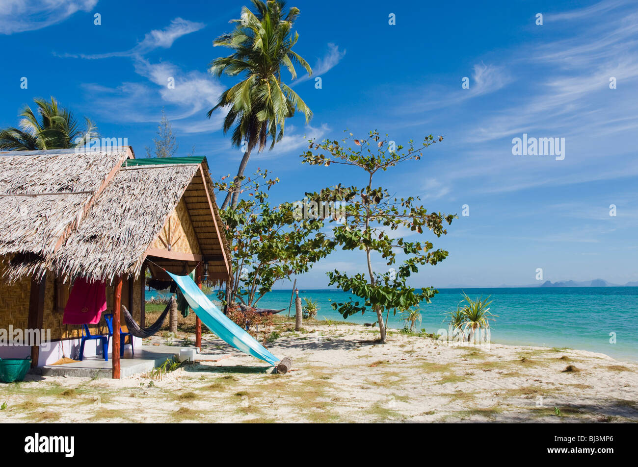 Palm tree cottage sulla spiaggia, Ko Hai o Koh Ngai island, Trang, Thailandia, Asia Foto Stock