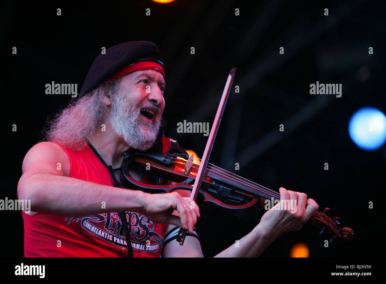 Sergey Ryabtzev della US folk band punk Gogo Bordello live all'Heitere Open air di Zofingen Argovia, Svizzera Foto Stock