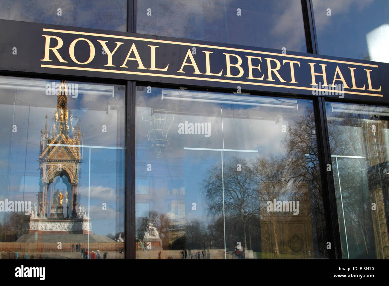 Ingresso alla Royal Albert Hall con la Royal Albert Memorial riflessa nella finestra, Londra Foto Stock