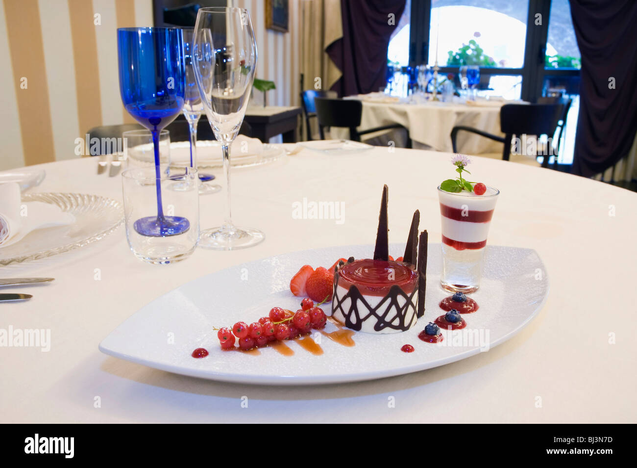 Il dessert, Bavarese al cioccolato bianco con gelatina tutti arancia cuose con crema di gorgonzola e al sedano candito in cima cl Foto Stock