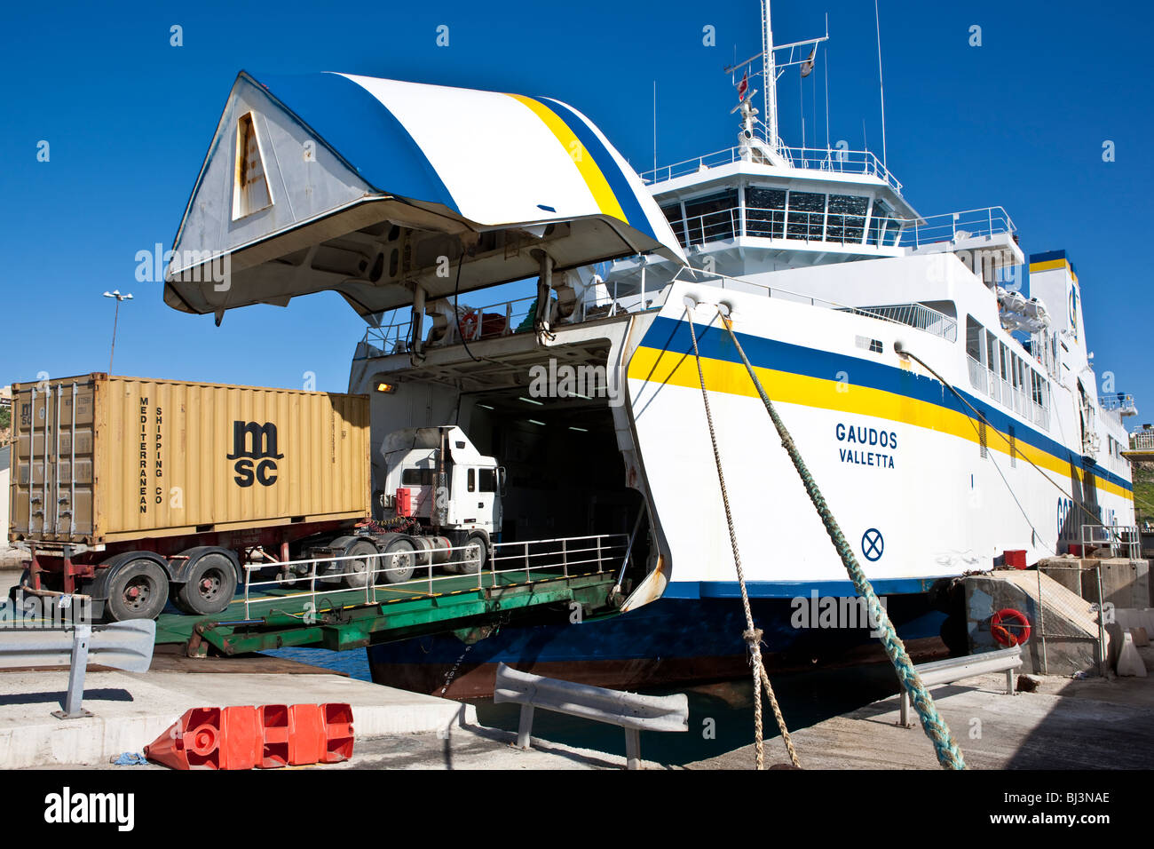 Traghetto da Malta essendo caricato con camion, porto di Mgarr a Gozo, Malta, Europa Foto Stock