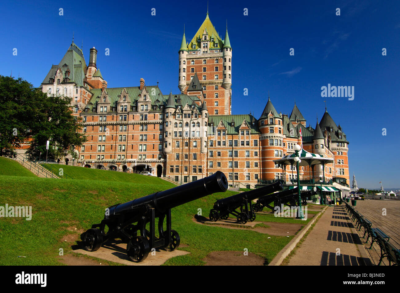 Vecchio cannoni presso il lungomare di fronte all'Hotel Fairmont Le Château Frontenac, Québec, Canada Foto Stock