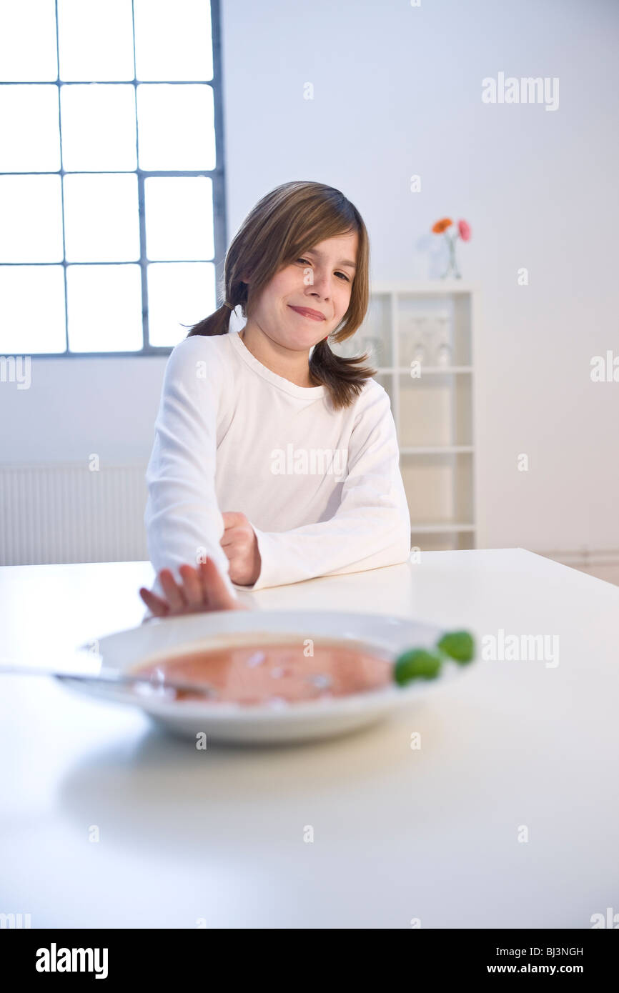 Ragazza spingendo lontano una zuppa di piastra in disgusto Foto Stock