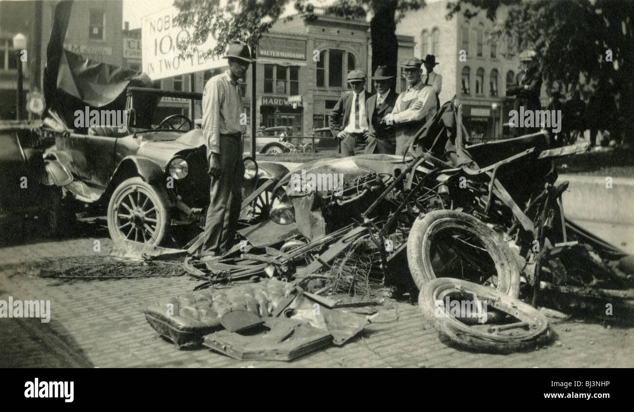 Curiosi gawk presso il sito di un due auto incidente nel 1919. incidente di auto piccola città sito modello di crash-t ford moda antiquariato pneumatici Foto Stock