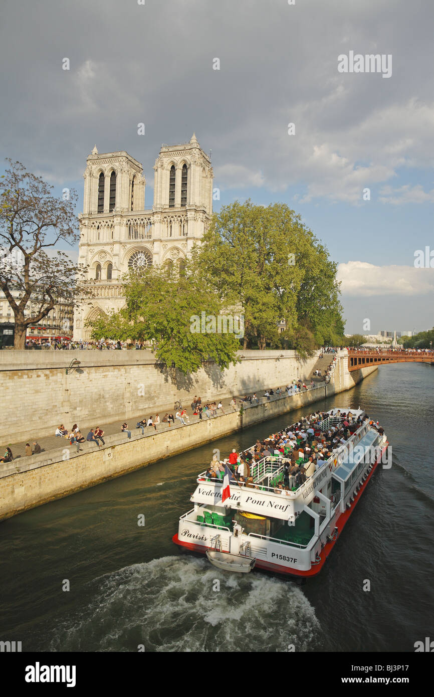 Vista della cattedrale di Notre Dame dal fiume Senna, Parigi, Francia Foto Stock