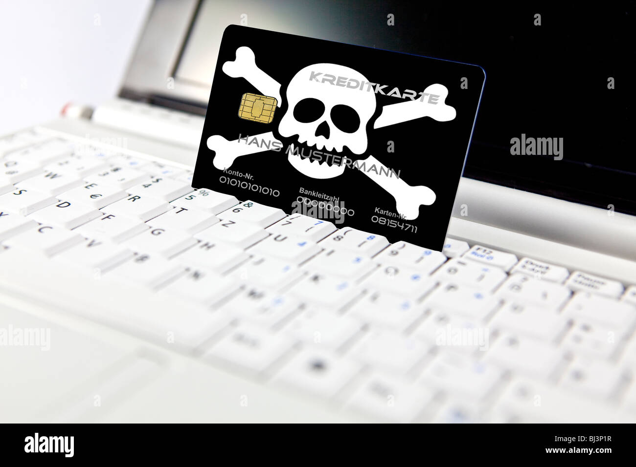 Carta di credito con un teschio ad un PC, notebook, immagine simbolica per il rischio di un uso improprio di dati quando lo shopping online, dati pesca, phis Foto Stock