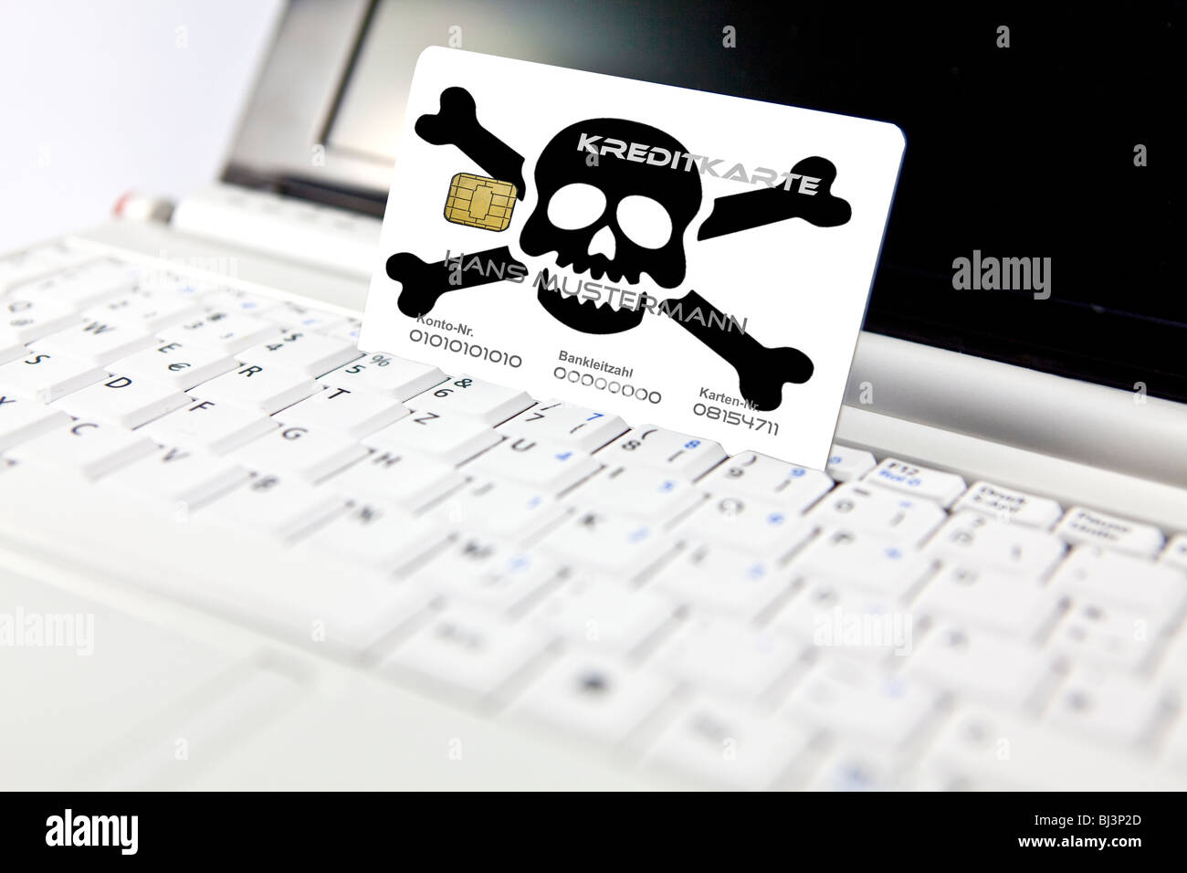 Carta di credito con un teschio ad un PC, notebook, immagine simbolica per il rischio di un uso improprio di dati quando lo shopping online, dati pesca, phis Foto Stock