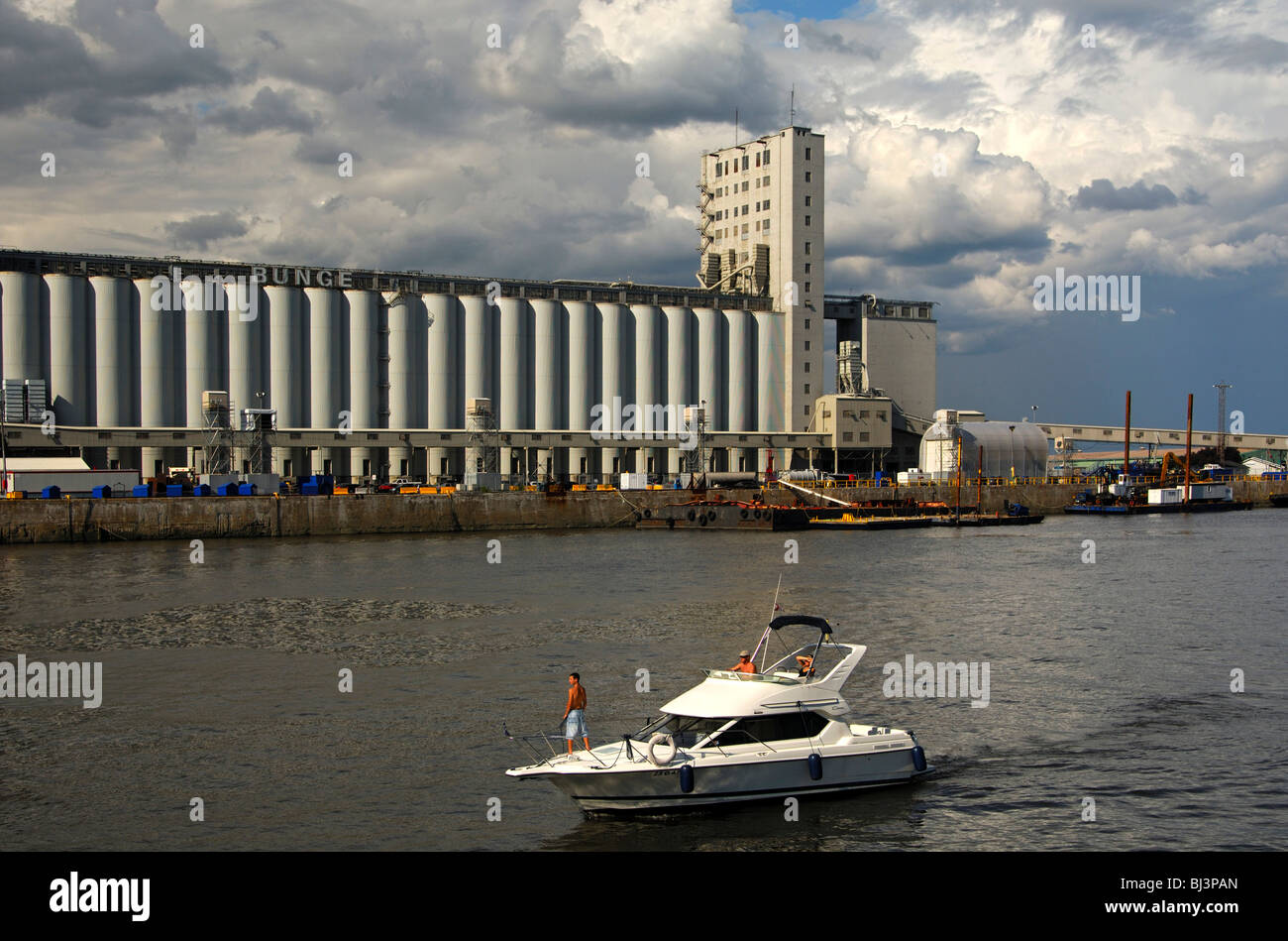 Bacinella porta sul fiume San Lorenzo con un silos di Bunge, porto della città di Québec, Quebec, Canada Foto Stock