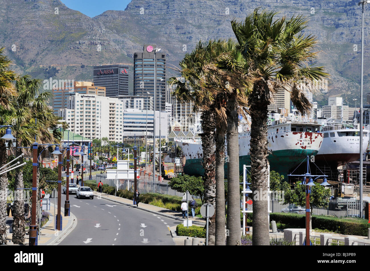 Le navi in bacino di carenaggio, edifici ad alta nella parte anteriore della Table Mountain, Foreshore, Cape Town, Western Cape, Sud Africa e Africa Foto Stock