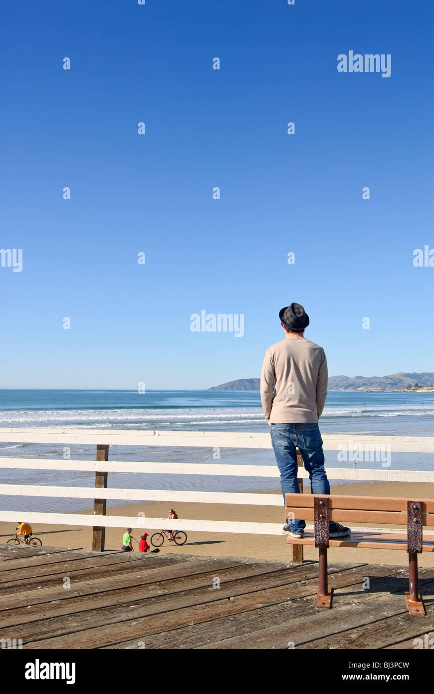 L'uomo godendo la vista da un molo. Foto Stock