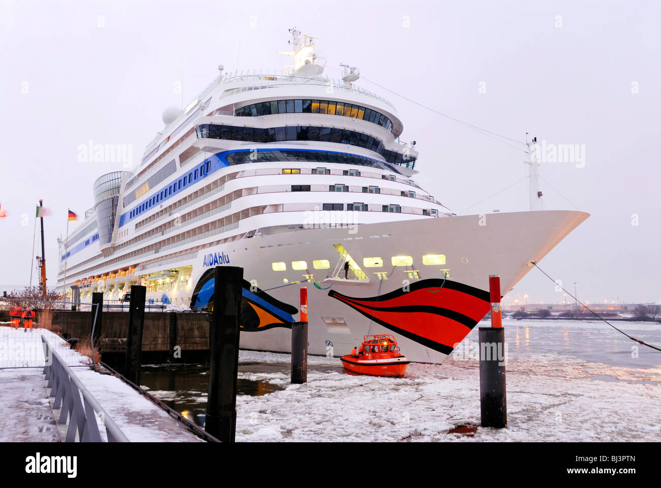 La nave di crociera AIDAblu in atterraggio a Hamburg Cruise Center cruise terminal per la prima volta, in Germania, in Europa Foto Stock