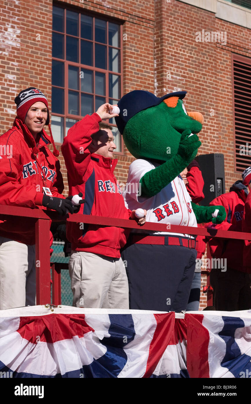 Boston Red Sox mascotte "Wally" e volontari buttare fuori souvineer baseballs sul carrello giorno 2010. Foto Stock