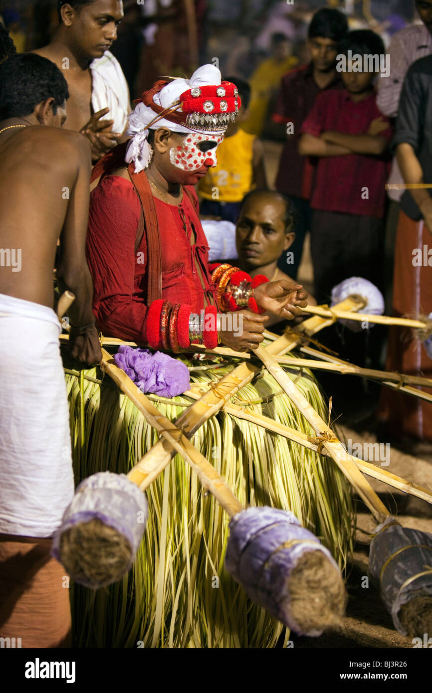 India Kerala, Cannanore (Kannur), Theyyam, antica pre indù di arte popolare rituale, Agni-Ghandakaran figlio del Signore Shiva essendo preparato Foto Stock