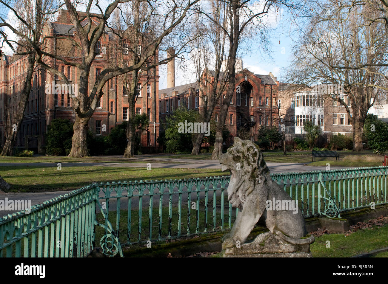 Statua di un cane, St Pancras Gardens, London Borough of Camden, Regno Unito Foto Stock