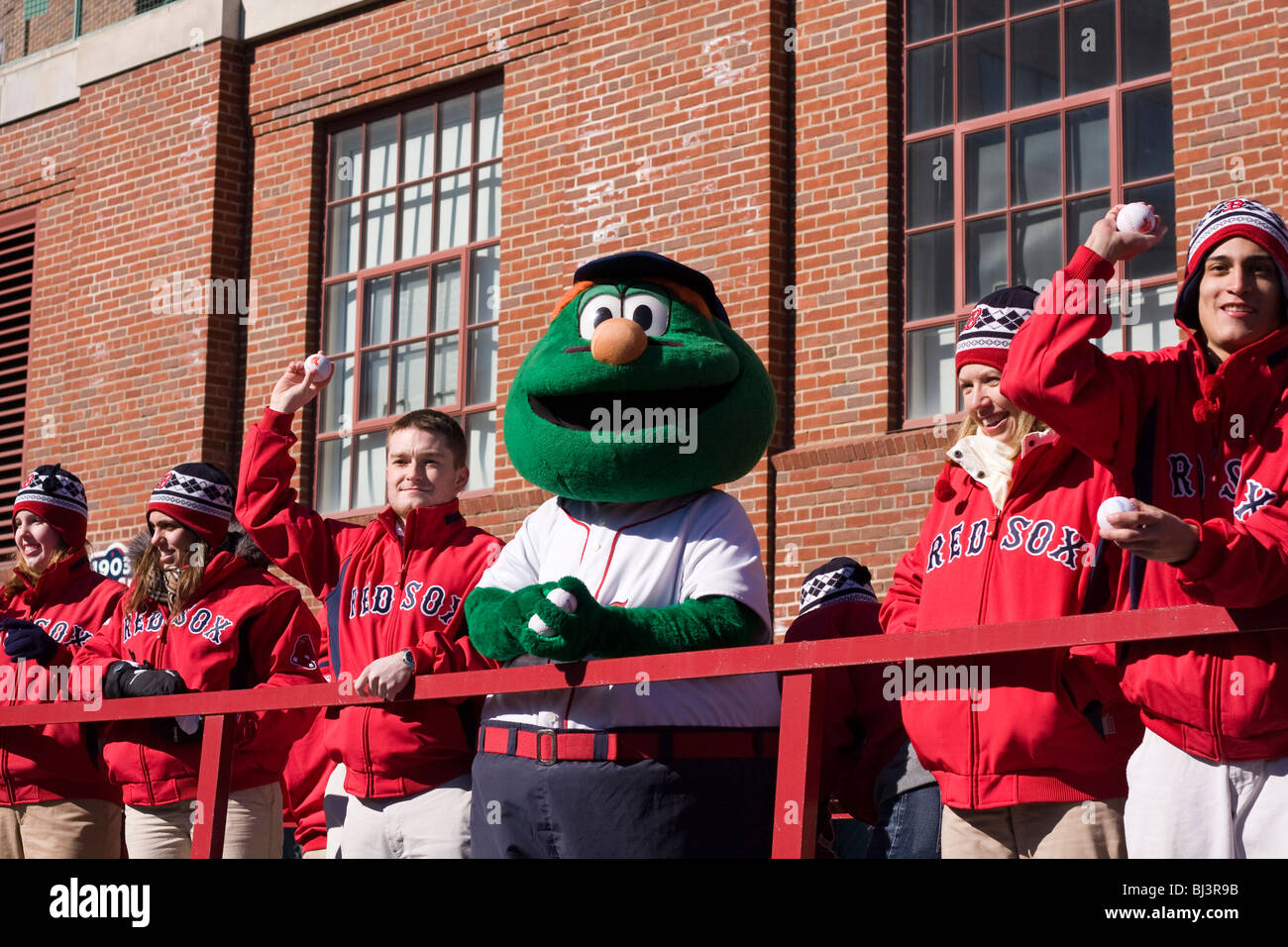 Boston Red Sox mascotte "Wally" e volontari buttare fuori souvineer baseballs sul carrello giorno 2010. Foto Stock