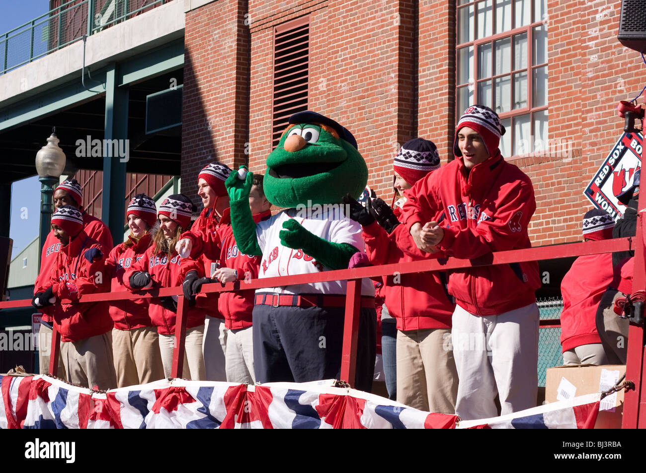 Boston Red Sox mascotte "Wally" e volontari buttare fuori baseballs souvenir sul carrello giorno 2010. Foto Stock